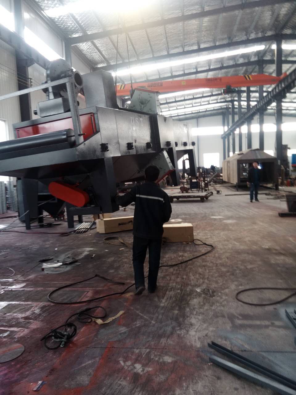 通過式拋丸清理機發往膠州的裝貨現場